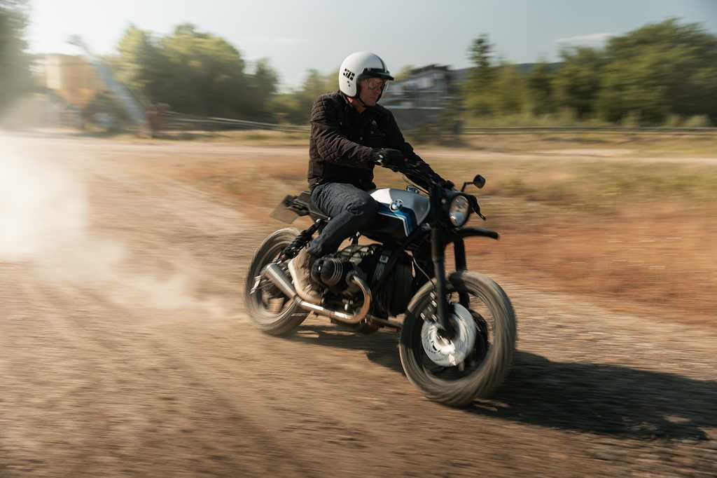 BMW SE Scrambler in Action