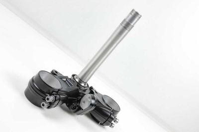 Powder coating of the lower triple clamp in black for RnineT