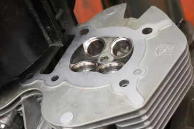 Milling the sealing surface of a cylinder head on a milling machine for 3-cylinder