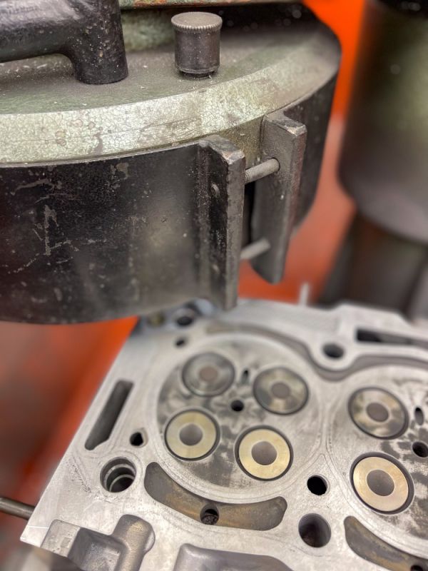 Zylinderkopf Dichtfläche planfräsen auf Planmaschine für 4-Zylinder