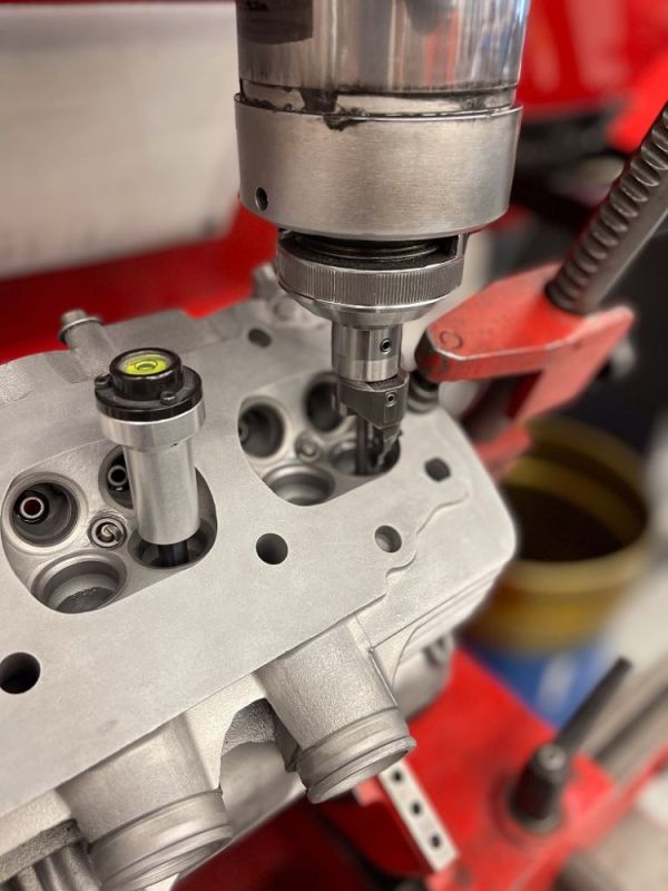 Ventilsitze fräsen pro Brennraum eines 4 Ventil Motors