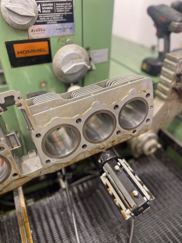 Cylinder boring and honing for 4-cylinder engines
