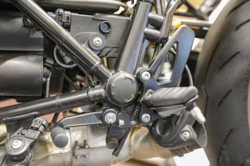 Powder coating of the footrest system in black for RnineT