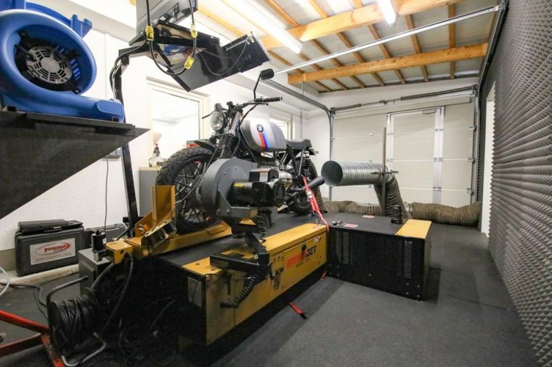 Engine diagnosis on test bench with compression and pressure loss test.