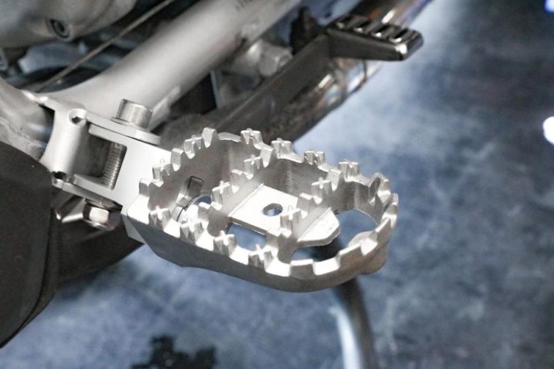 Fußrasten mit Gelenk Edelstahlguß - perfekt für BMW Paralever Umbauten