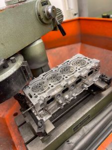 Milling the sealing surface of a cylinder head on a milling machine for 4-cylinder