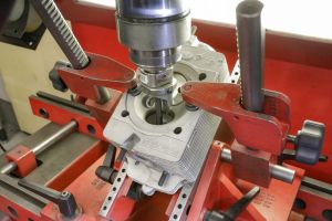 Milling valve seats per combustion chamber of a 2-valve engine