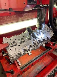 Milling valve seats per combustion chamber of a 4-valve engine