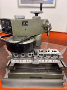 Milling the sealing surface of a cylinder head on a milling machine for 3-cylinder