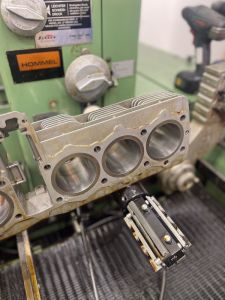 Cylinder boring and honing for 3-cylinder engines