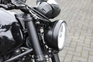 Pulverbeschichtung des Lampenring in schwarz für RnineT