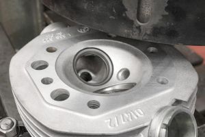 Milling the sealing surface of a cylinder head on a facing machine for 1-cylinder