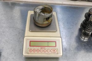 BMW Boxer 2V Kolben auswiegen und Gewicht angleichen