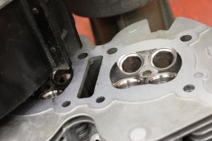 Milling the sealing surface of a cylinder head on a planing machine for 2-cylinder